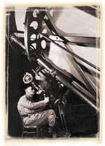Edwin Hubble dengan teleskopnya